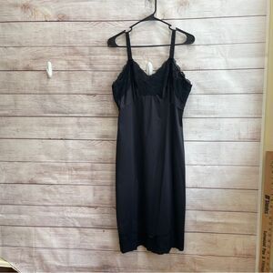 VINTAGE PINEHURST LINGERIE FULL SLIP IN BLACK‎